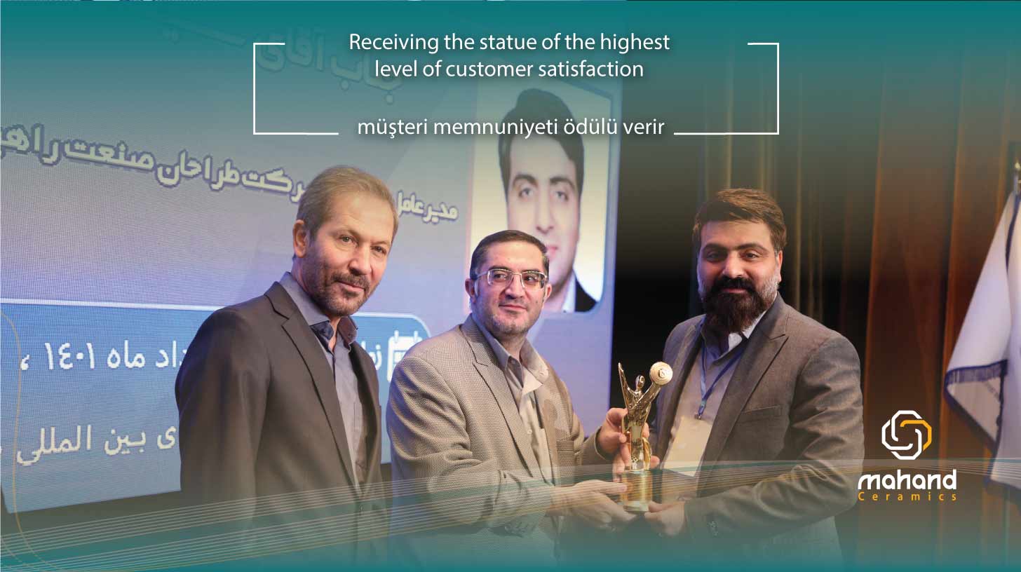 Ulusal Zirve yöneticilerinden Orta Doğu'nun en iyi Alk Vibra üretim şirketinin CEO'su Mahand kadar en iyi müşteri memnuniyeti heykelini aldı.